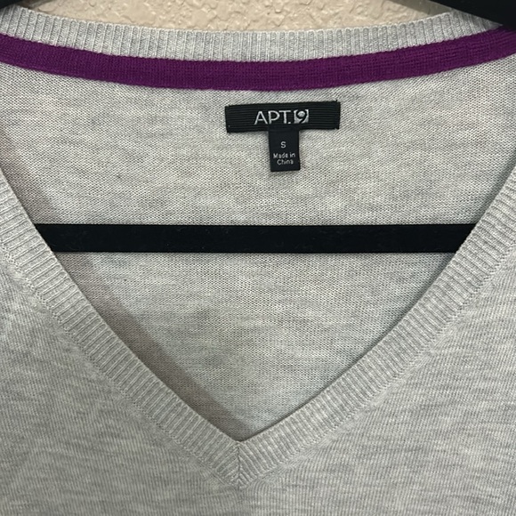 Women’s gray sweater in a small. - Picture 2 of 4